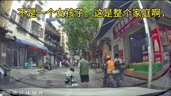 被坠窗砸伤女孩转入普通病房
